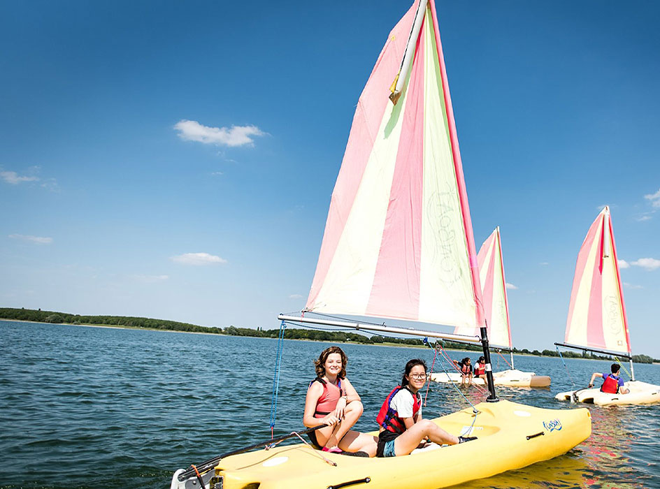 Students sailing at ISSOS Cambridge 